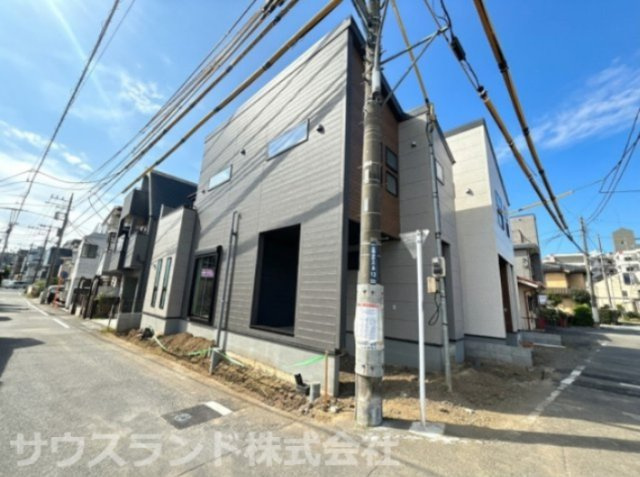 八王子市元横山町第1期 新築戸建ての前面道路含む現地写真|青空が広がる閑静な住宅街に位置する現地です！見通しの良い前面道路は落ち着いた交通量となっており、小さなお子様がいるご家庭や車での外出が多いご家族も安心して日々の生活を送っていただけます。