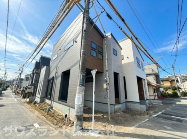 八王子市元横山町第1期 新築戸建ての前面道路含む現地写真|周囲に開放感のあるコーナーアプローチの立地です！陽当りや通風に恵まれた環境で、平坦で舗装された道路はベビーカーでの移動や自転車での買い出しもスムーズに行えて毎日の移動が楽々です