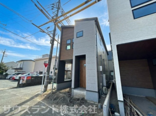八王子市元横山町第1期 新築戸建ての前面道路含む現地写真|スタイリッシュな外壁が映える現地外観と前面道路の様子です！敷地正面にはお車を停めるスペースがしっかりと確保されており、荷物の積み下ろしやご家族でのお出かけも快適に行える住環境です。