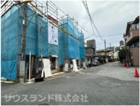 八王子市元横山町第1期 新築戸建ての前面道路含む現地写真|前面道路は視界が開けており、車の出し入れもスムーズに行える静かな住環境です！交通量が少ない道路に面しているため、お子様とのお出かけや毎日の車での送迎の際も安心してご移動いただけます。