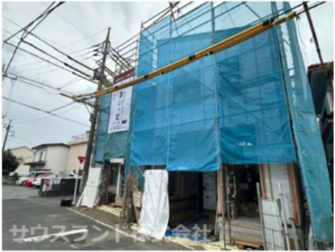 八王子市元横山町第1期 新築戸建ての外観|建築中の現地外観です！しっかりとした構造で施工が進められており、完成後の美しい仕上がりが楽しみな住まいです。日当たりや通風の良さを実感していただける現地で、周辺環境も併せてご確認いただけます。