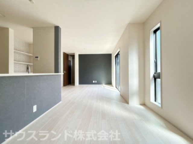 八王子市元横山町第1期 新築戸建ての居間・リビング|大きな掃き出し窓から明るい陽光が注ぎ込む居心地の良いリビングです！フラットなフローリングは掃除がしやすく、家具の配置もしやすいため、ご家族でお好みの空間づくりを楽しみながら快適にお過ごしいただけます。