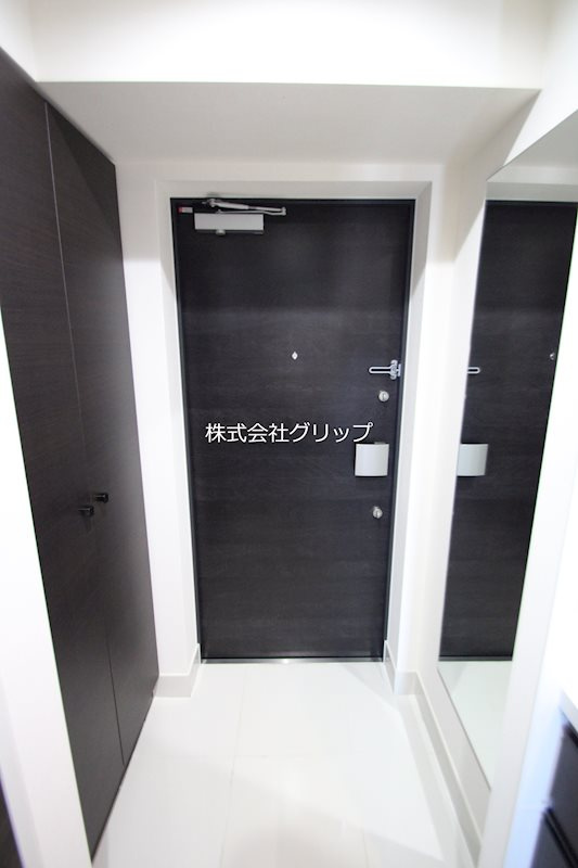 Le'a横濱西口弐番館の玄関