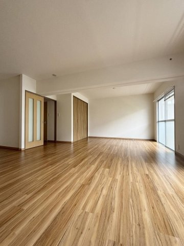 【居間・リビング】 | 奈多団地 13 | リビング部分に収納もあり、多用途に使っていただけます