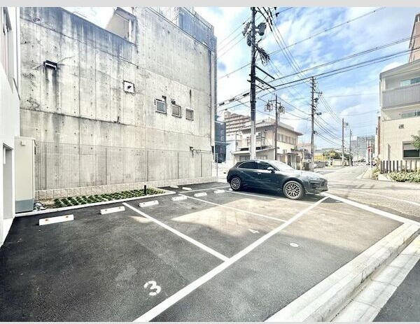 エスリード泉プレステージの駐車場