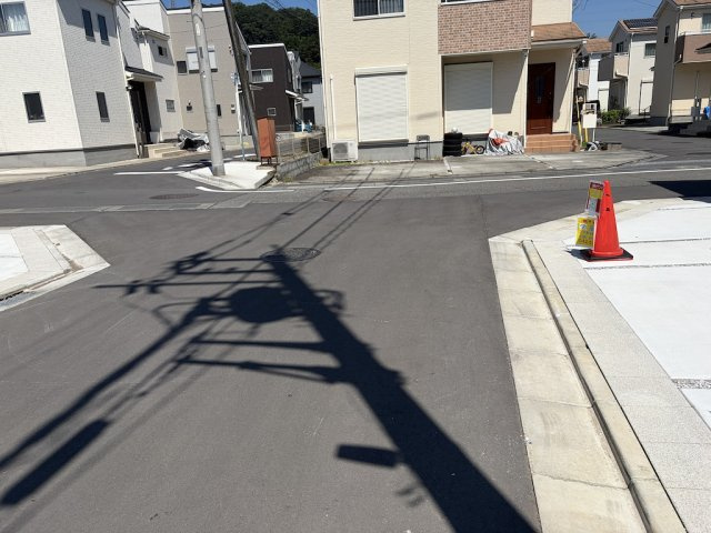 あきる野伊奈第10の前面道路含む現地写真|前面道路は幅員にゆとりがあり車庫入れもスムーズ。見通しが良く防犯面も安心です。