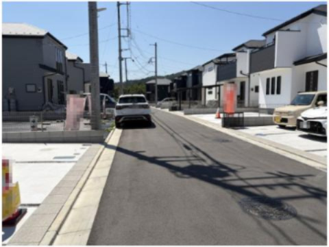 あきる野伊奈第10の前面道路含む現地写真|前面道路は幅員にゆとりがあり車庫入れもスムーズ。見通しが良く防犯面も安心です。