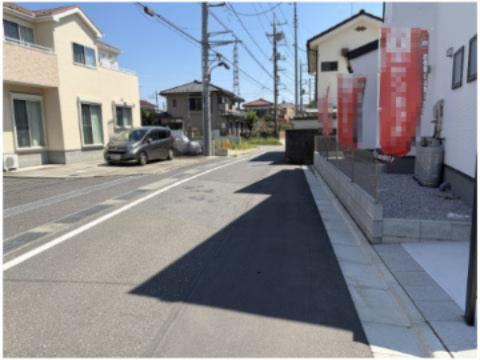 あきる野伊奈第10の前面道路含む現地写真|前面道路は幅員にゆとりがあり車庫入れもスムーズ。見通しが良く防犯面も安心です。