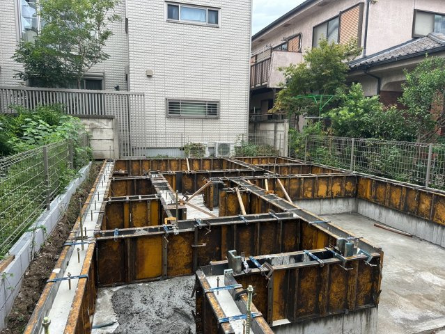 八王子市明神町2期 新築戸建ての外観|基礎部分からお部屋の配置や広さをイメージしながら現地をご見学いただけます！図面だけでは分かりにくいお家のスケール感を実際の敷地で確認できるため、家具の配置などご家族で楽しく計画を立てられます♪