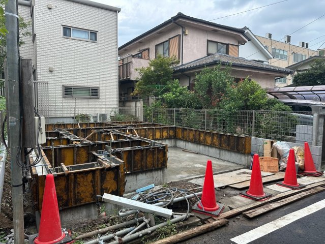 八王子市明神町2期 新築戸建ての外観|道路に面した間口が広く、お車の駐車スペースをしっかりと確保できるゆとりある敷地です！お車での通勤や休日のお出かけ、大きなお買い物の際にもスムーズに出し入れが行えて毎日の移動がとても快適になります♪