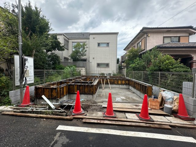 八王子市明神町2期 新築戸建ての外観|周囲に日差しを大きく遮るような高い建物がないため、建築後もお家全体に明るい光がたっぷりと届きます！風通しも良好な環境で、洗濯物もよく乾き、毎日爽やかな空気の中でご家族皆様が心地よく過ごせます♪