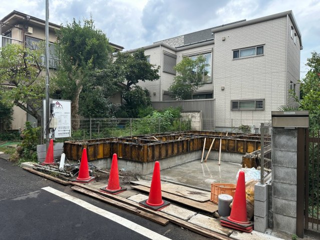 八王子市明神町2期 新築戸建ての外観|緑豊かな植栽や落ち着いた住宅が立ち並ぶ、穏やかで住みやすい周辺環境です！車の通り抜けも少なく静かなため、小さなお子様がいらっしゃるご家庭でも周囲の騒音を気にすることなくのびのびと子育てができます♪