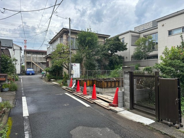 八王子市明神町2期 新築戸建ての前面道路含む現地写真|ご自宅の前面道路はきれいに舗装されており、ベビーカーや自転車でもスムーズに通行できる環境です！見通しも良くお車のすれ違いもゆとりを持って行えるため、毎日の外出や帰宅時も安全で安心感があります♪