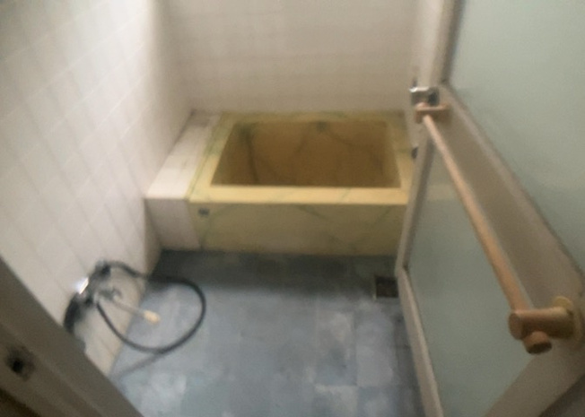 【浴室】 | 入浴時の快適さも大事なことですが、綺麗な状態を維持できなければ気持ちよく入浴できません。毎日の掃除が楽という点は大事なポイントになります！カビが生えにくく掃除がしやすい、壁や浴槽を選ぶといいでしょう。