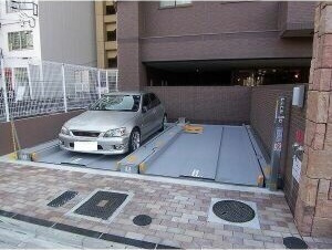 レーべスト平安の駐車場