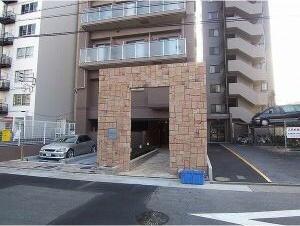 レーべスト平安の駐車場