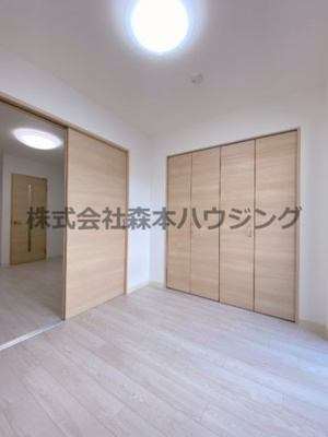 【寝室】 | 　badge四条畷 | 落ち着いて過ごせるお部屋なので、寝室にいかがでしょうか