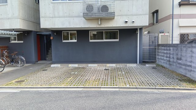 STEP IN HOUSEの駐車場
