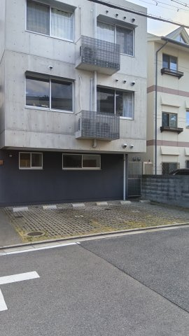 STEP IN HOUSEの駐車場