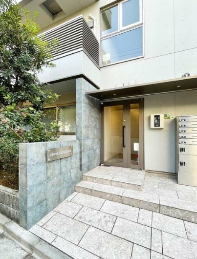 リベルタ世田谷　駐輪場　独立洗面台　築浅のエントランス