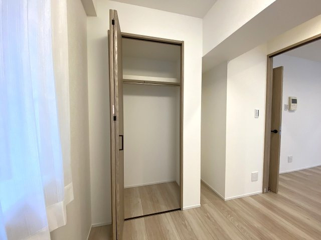 ライオンズマンション王子第６の収納|洋室5.1帖に設置されたクローゼット収納です。奥行きがあり、お洋服やファッション小物をしっかりと整理整頓して収納できます。お部屋の中に余計な家具を置かずに広々と使うことができます。