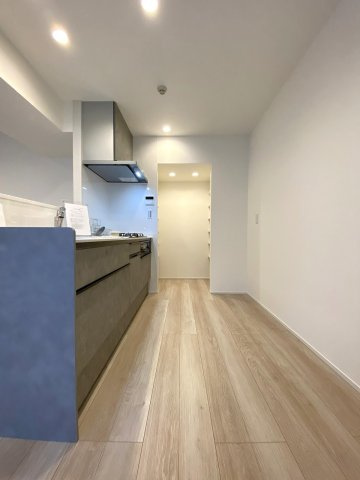 ライオンズマンション王子第６のキッチン|ゆったりとした幅が確保された調理スペースです。作業スペースが広く作られているため、毎日の包丁仕事や下ごしらえもスムーズに行え、ご家族や親子で並んで楽しくお料理が楽しめます。