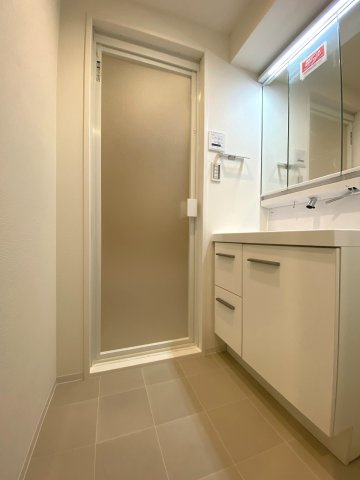 ライオンズマンション王子第６の脱衣所|ゆとりある広さが確保された脱衣スペースです。脱衣カゴやランドリーラックを置いても窮屈感を感じさせず、お風呂上がりや朝の身支度の際もスムーズに移動できる快適な動線となっています。