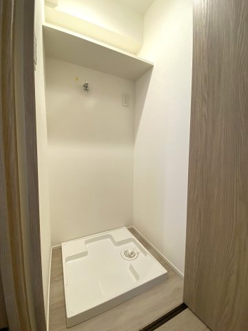 ライオンズマンション王子第６のランドリースペース|室内洗濯機置場スペースです。上部や周辺に洗剤やハンガーなどの洗濯用品を置くことができるため、毎日の洗濯作業を効率よくスムーズに行うことができる使い勝手の良い設計です。