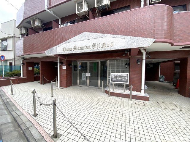 ライオンズマンション王子第６|マンションの表情とも言える清潔感にあふれたエントランスアプローチです。手入れの行き届いた敷地からは管理体制の良さが感じられ、毎日の帰り道を温かく迎え入れてくれます。