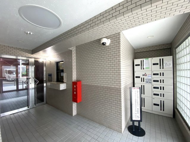 ライオンズマンション王子第６のエントランス|敷地内に用意された駐車場スペースです。愛車を身近に保管できるため、普段のお買い物や週末の家族でのお出かけもスムーズに移動でき、快適なカーライフをしっかりサポートします。