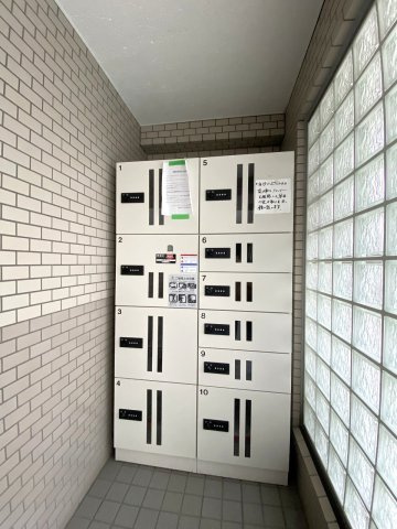 ライオンズマンション王子第６の設備|24時間いつでも荷物が受け取れる便利な宅配ボックスを設置しております。外出中やお仕事で忙しい日でも配達時間を気にせず荷物を受け取れるため、日々の暮らしの利便性が向上します。