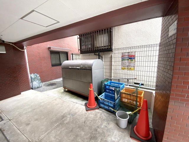 ライオンズマンション王子第６のその他共用部分|敷地内にしっかり管理された専用のゴミ捨て場を完備しております。清掃が行き届いた衛生的な環境が保たれており、毎日のゴミ出し作業もストレスなくスムーズに行っていただくことができます。