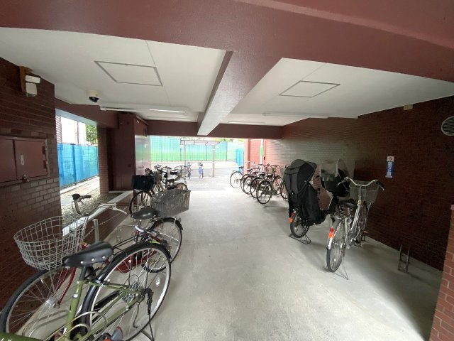 ライオンズマンション王子第６の駐輪場|屋根付きの敷地内駐輪場を完備しております。大切な自転車を雨風からしっかりと守ることができ、毎日の通勤・通学、お買い物などで日常的に自転車をご利用される方に大変嬉しい便利な設備です。