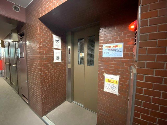 ライオンズマンション王子第６のその他共用部分|日々の昇り降りを快適にサポートするエレベーターを完備しております。重い荷物を持っている日やベビーカーでの移動時にもスムーズに各階へ移動でき、快適な生活空間を提供してくれます。
