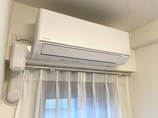 ライオンズマンション王子第６の冷暖房・空調設備|新規設置された快適なエアコンです。お引っ越しの初日からすぐに快適な室温で過ごせるため、初期費用や設置の手間を抑えられます。暑い夏や寒い冬でも季節を問わず快適な室内環境をサポートしてくれます。