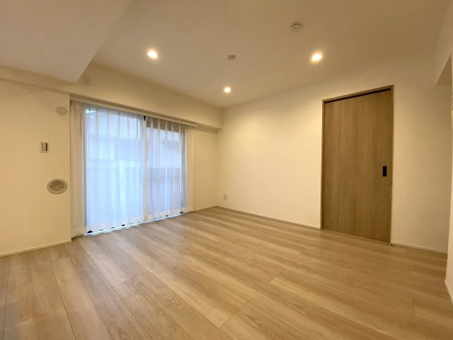 ライオンズマンション王子第６の居間・リビング|別角度から見渡したリビングダイニングの風景です。シンプルで飽きのこない内装デザインが採用されており、お好みのインテリアや家具を自在に配置して理想の住空間づくりを楽しんでいただけます。