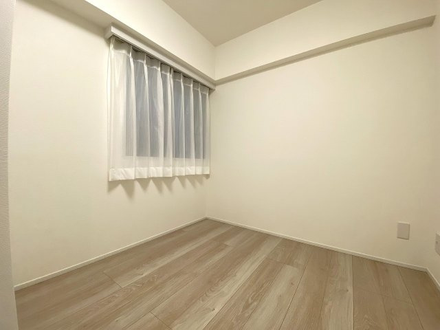 ライオンズマンション王子第６の洋室|5.1帖の明るく快適な洋室スペースです。独立性が高く、寝室や書斎、子ども部屋など多目的にご活用いただけます。収納クローゼットも完備されているため、お部屋をすっきりと保つことができます。