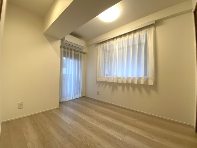 ライオンズマンション王子第６の収納|3.9帖の利便性の高い納戸スペースです。季節物の衣類や大型の荷物、趣味の道具などをたっぷり収納できます。ワークスペースや納戸としても多用途に活用できる使い勝手の良い一室となっております。