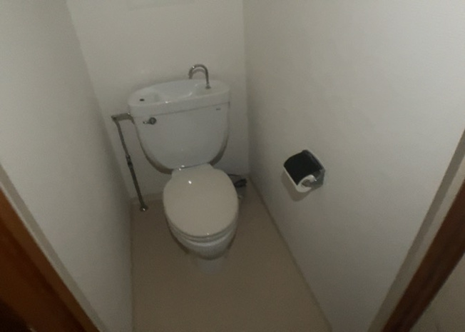【トイレ】 | 高尾パークハイツＡ棟 | トイレは大きさや形、機能、抗菌性などが異なる多種多彩なタイプが各メーカーから出ています。それぞれに良さがあるため、事前にどういったタイプのトイレがいいのかをご家庭内で決めて、内見に行くといいでしょう。