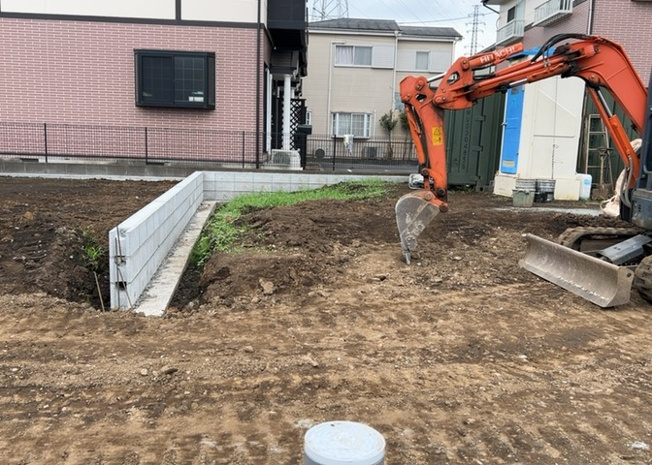 【外観】 | 家を建てる前提で土地を探している場合、地盤の丈夫さは譲れない条件の一つです。地盤が脆弱だと追加工事が必要となります。また、過去に地盤沈下や液状化現象を起こした土地は、できるだけ避けた方がいいでしょう。