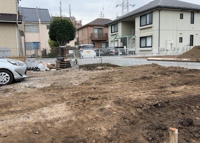 【外観】 | 土地の形が極端に長細かったり、狭小地、あるいは道路との高低差がある傾斜地だった場合、後々売ろうとしても買い手がつかない場合もあります。後々、売却することになった時に価値の下がらない土地を選びましょう。