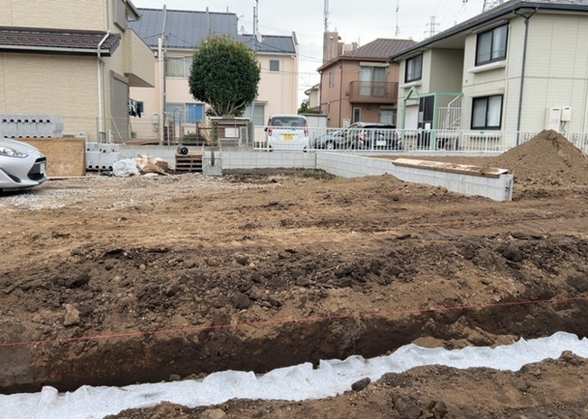 【外観】 | 土地を買う際、住む地域の自治体や福祉の補助制度にも注目してみましょう。子供や老人の医療補助やゴミ出しのルールなど、自治体によってルールに大きな違いがあるため、暮らしやすい土地で判断するとよいでしょう。