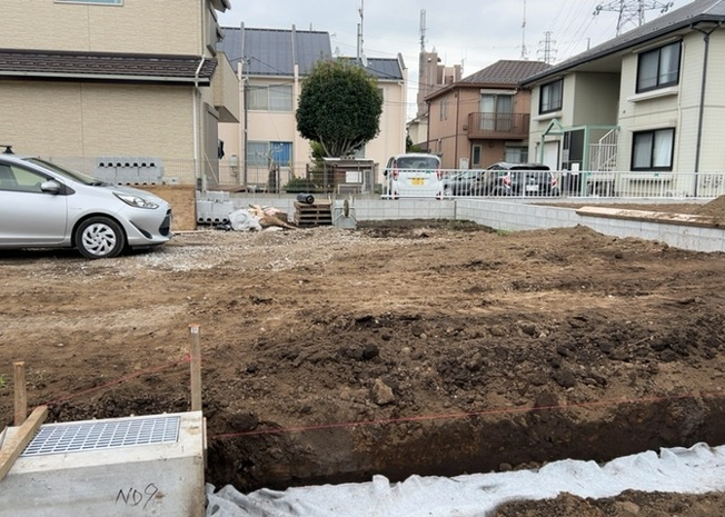 【外観】 | 現地に行くなら、物件の周囲の地形がどうなっているかを見ることも大切です。周辺より低くなっている土地では、大雨などで水が集まりやすいため、地盤が弱くなっているということも考えられるため、注意が必要です。