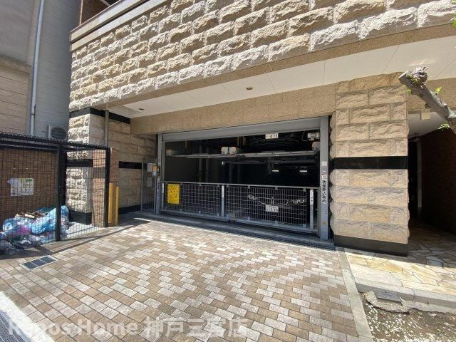 プレサンス神戸みなと元町の駐車場