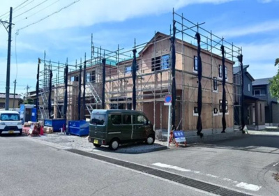 【外観】 | 焼津市東小川8丁目 新築一戸建て A号棟 | 現在建築中の外観画像です。ご内覧は同じメーカーの完成物件へご案内いたしますので、いつでもご相談ください！
