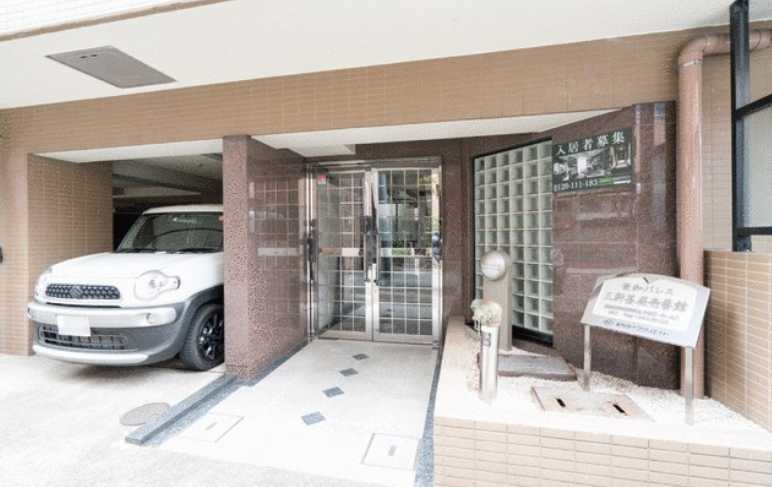 菱和パレス三軒茶屋壱番館　常時ゴミ出し可　駅近　オートロックのエントランス