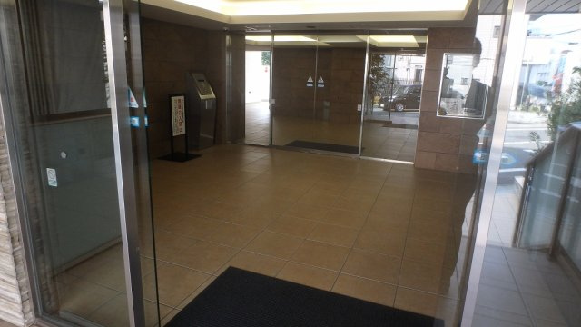 プレシス市谷台町坂のエントランス