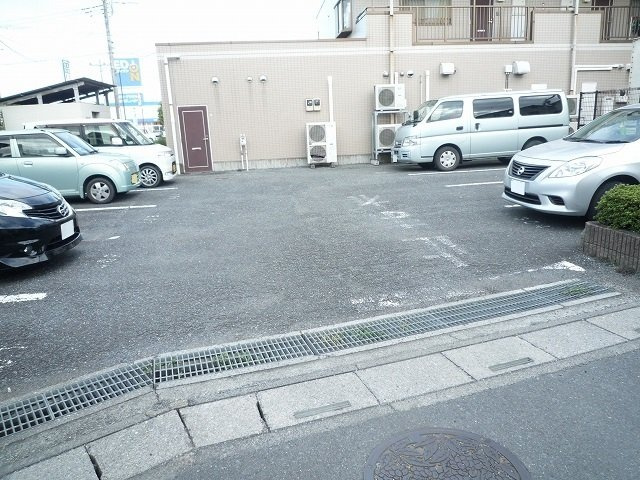 クレストヴィラヒヨシの駐車場