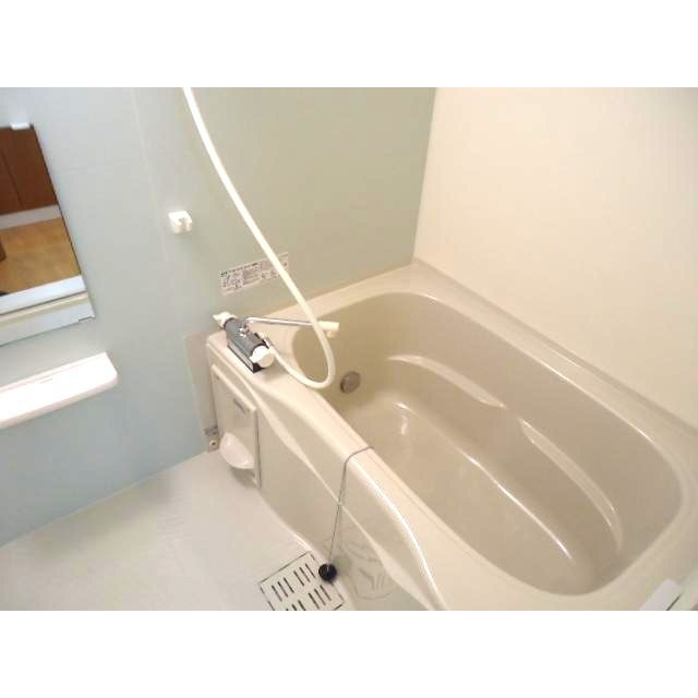 各務原市各務おがせ町９丁目のアパートの浴室