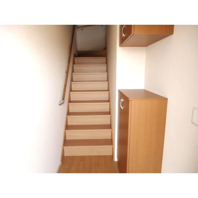 各務原市各務おがせ町９丁目のアパートの玄関